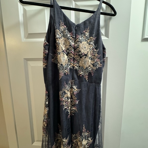 NWT. Beautiful formal dress. Altar’d State. Size M. - Picture 5 of 5